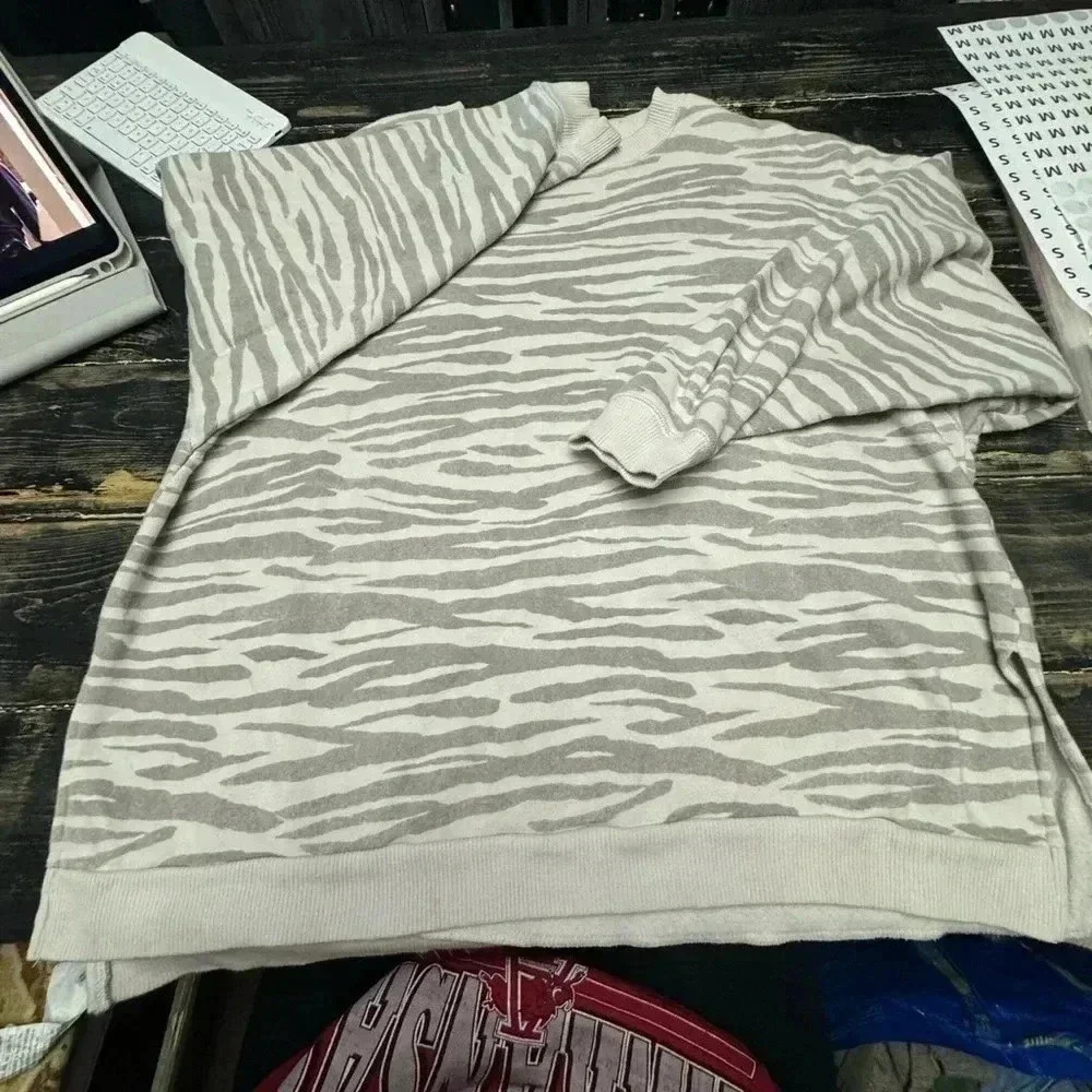 AMERICAN EAGLE ZEBRA OVERSIZED SWEATSHIRT SIZE LARGE